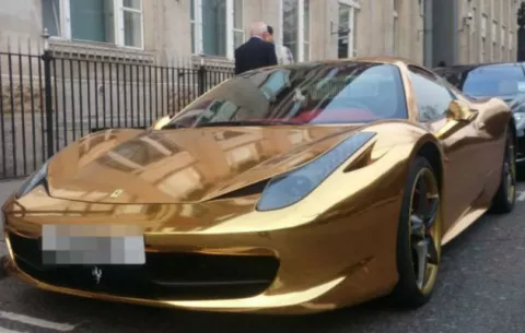 Ferrari de oro se pasea por las calles de Londres 
