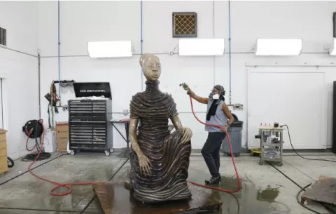 Esculturas femeninas realzan la belleza de un museo