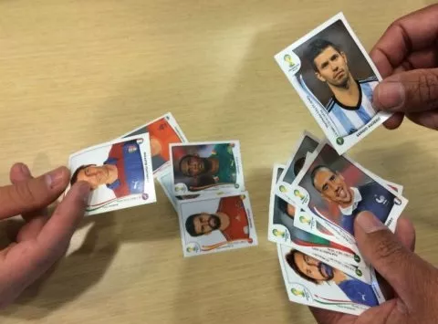 Profesor le quita figuritas a sus alumnos para llenar álbum del mundial  