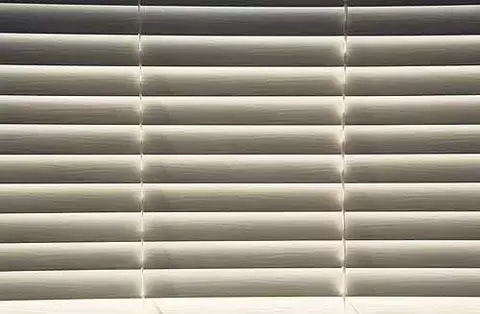 Vistiendo sus ventanas:  ventajas y   diferencias 