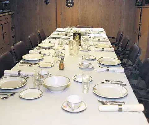 Etiqueta y  otros detalles en  la mesa 