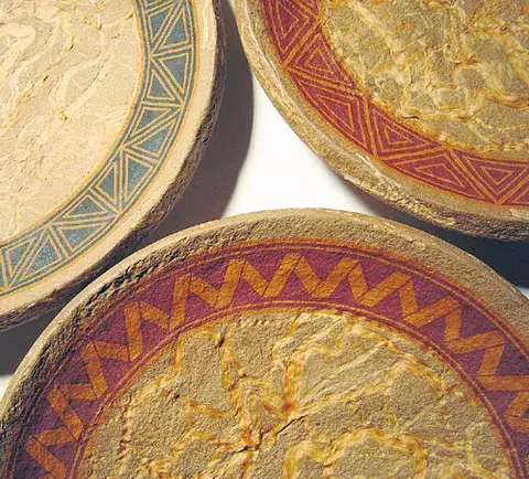 Decore   de manera  fácil y atractiva con los platos de su vieja  vajilla  
