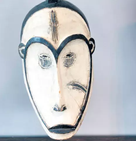 Máscaras   y esculturas de bronce 