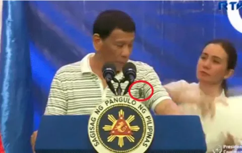 Una cucaracha detuvo un discurso de dos horas del presidente de Filipinas