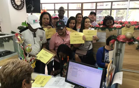 Ricardo Martinelli cierra jornada de recolección de firmas con 36,700 firmas entregadas