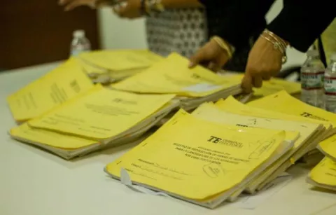 Detectan firmas de fallecidos y recién nacidos en libros de todos los precandidatos a libre postulación
