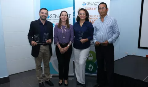 Físicos reciben distinción