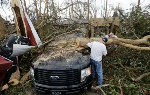 Confirman la muerte de dos personas tras paso de huracán Michael por Florida