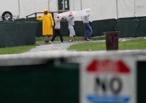Un grupo de activistas  piden cerrar albergue de menores migrantes en Florida