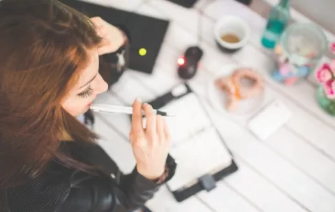 Por qué debería dejar de intentar ser feliz en el trabajo
