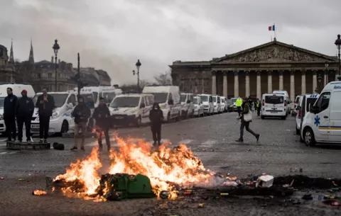 Paramédicos y estudiantes se suman a la huelga en Francia