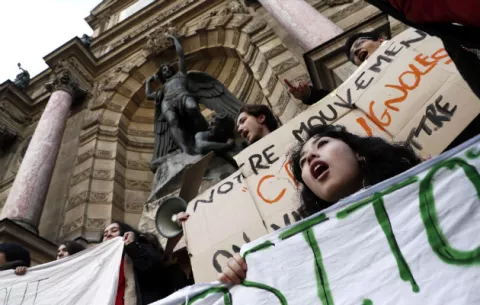 Estudiantes bloquean en Francia 450 institutos en todo el país