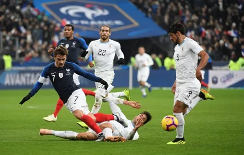 Francia cierra su año inolvidable con triunfo sobre Uruguay