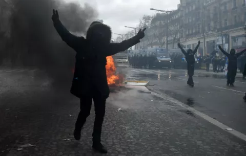 Los "chalecos amarillos" lanzan un ultimátum en una nueva jornada violenta