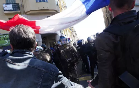 Miles de "chalecos amarillos" desfilan en calma en París con gran vigilancia