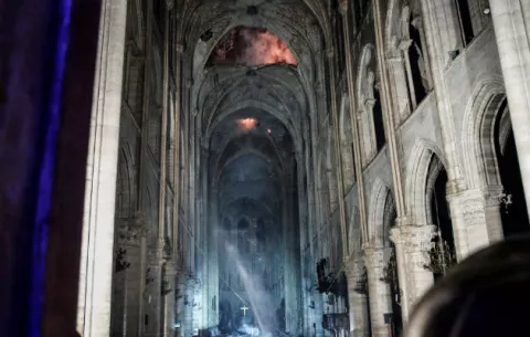 Notre Dame celebra en condiciones precarias su primera misa tras el incendio