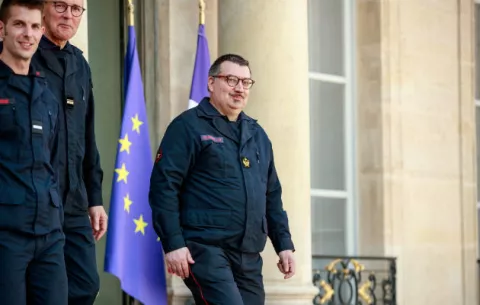 El salvador de los tesoros de Notre Dame, Jean-Marc Fournier, pasó de sacerdote a bombero y a héroe