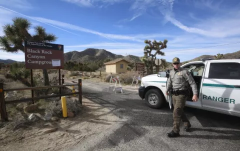 Trump amenaza nuevamente con cerrar la frontera con México y enviar más militares