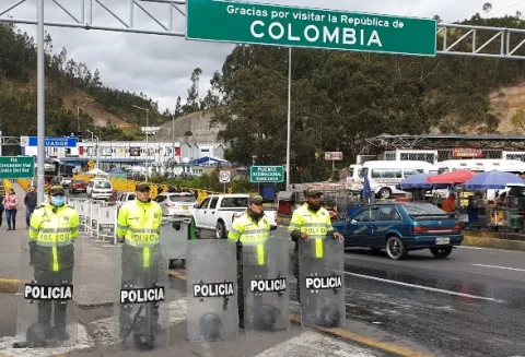 Policía colombiana se toma la frontera con Ecuador tras bloqueo de venezolanos