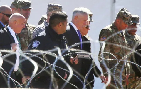 Trump autoriza a los militares a proteger a patrulla fronteriza "si es necesario"