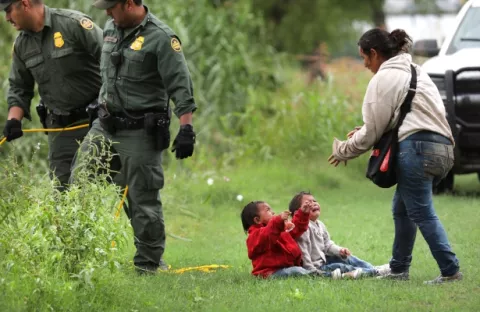 Legisladores le exigen explicaciones a Trump por la muerte de menores en la frontera