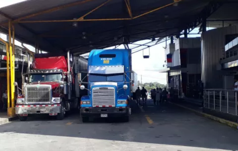 Transportistas retoman su viaje tras paro de funcionarios de Aduanas
