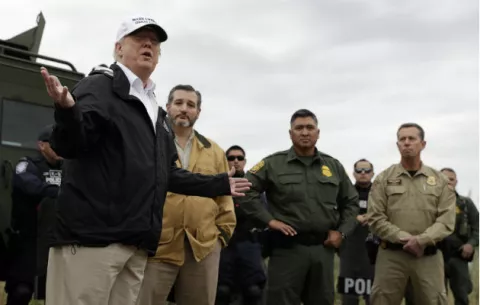 Trump visita la frontera con México para recalcar la "necesidad" de muro fronterizo