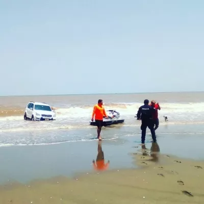 La ola casi se lleva un auto de lujo en playa Rompío en Los Santos