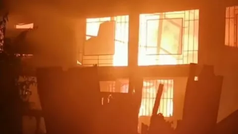 Incendio consume las bodegas del Miviot y el Meduca en Bocas del Toro