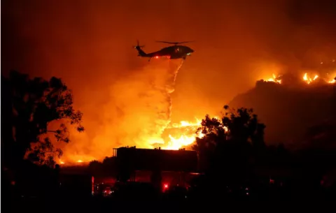 Los fuegos en California se cobran una vida y amenazan a 100.000 casas