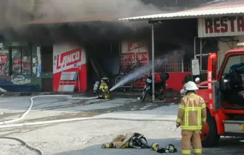 Bomberos combaten fuego en una ferretería en Gorgona, distrito de Chame 