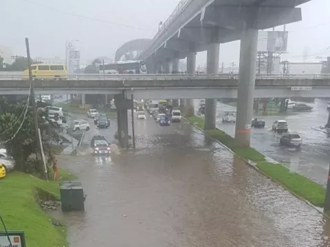 Vías anegadas, voladuras de techos y hasta granizada producto de las fuertes lluvias 