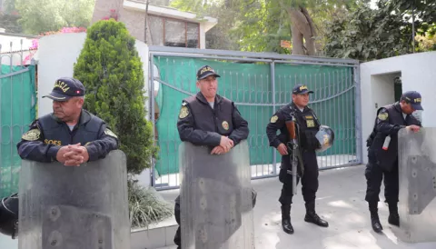 Simpatizantes y policías llegan a la casa de Fujimori tras la anulación del indulto