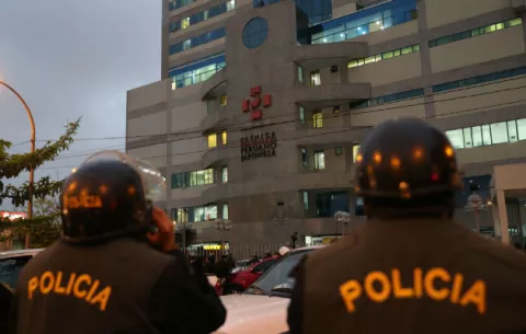 Hijos de Fujimori en Perú visitan a su padre en la clínica donde fue internado 