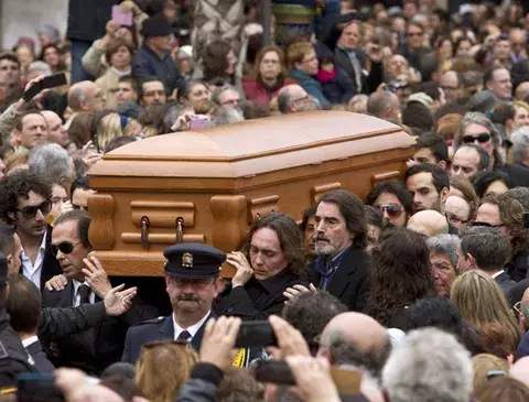 Paco de Lucía recibido en funeral emotivo en España