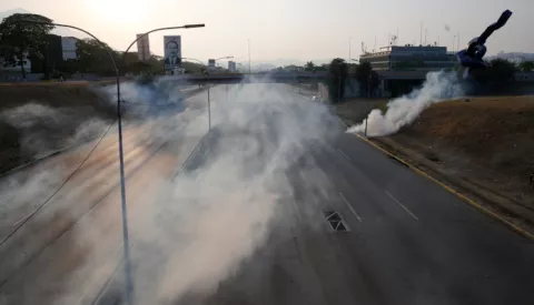 Lanzan bombas lacrimógenas contra Juan Guaidó y militares que le respaldan