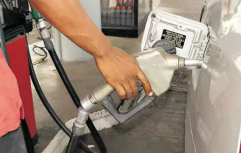 Precios de la gasolina y diésel bajarán desde este viernes