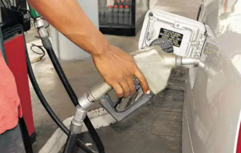 Combustibles bajarán de precio desde el viernes 2 de agosto