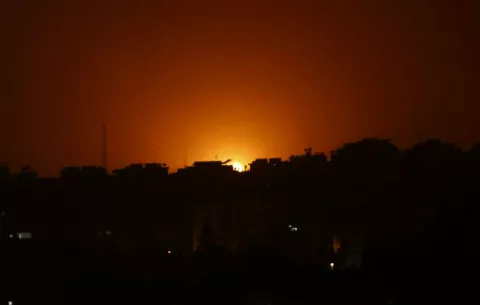  Cazas israelíes bombardean blancos extremistas al sur de la Franja de Gaza