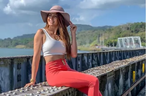 La diputada Génesis Arjona elige su traje de novia