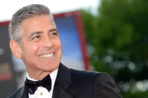 A George Clooney su esposa le prohíbe conducir