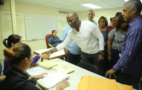 Gerald Cumberbatch entrega más de 17 mil firmas para candidatura a la Alcaldía de San Miguelito por la libre postulación 