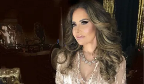 Gloria Trevi escupe a un político