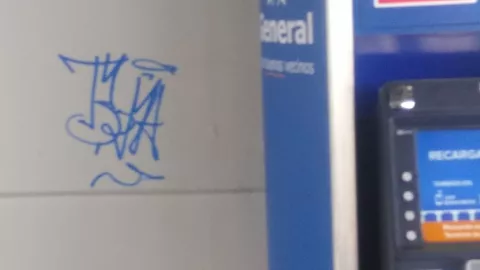 Menor es sorprendido haciendo 'graffitis' en estación del Metro de la 12 de Octubre