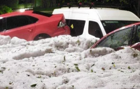 Una montaña de hielo queda luego de fuerte granizada en México