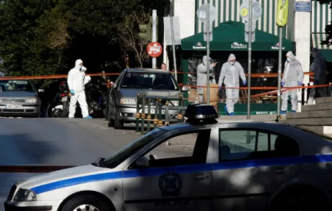 Artefacto explosivo estalla frente a una iglesia en Atenas, hay dos heridos 