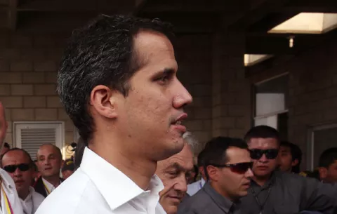 Desertan policías y militares venezolanos que acordonaban puente fronterizo