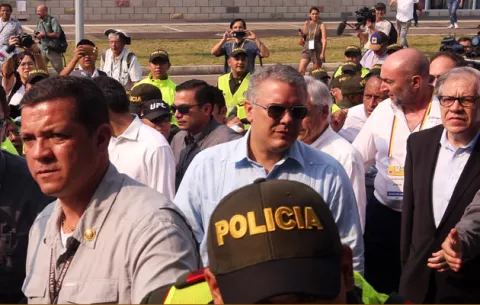 Juan Guaidó ordena la salida de los 10 camiones con ayuda humanitaria