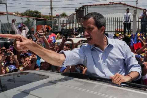 Guaidó emplaza a los militares tras anuncio de Maduro de adelantar las legislativas