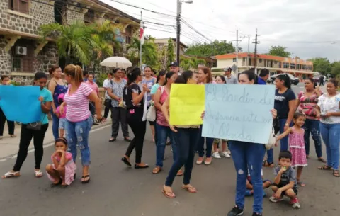 Exigen remoción de árboles enfermos alrededor de la escuela de Guararé